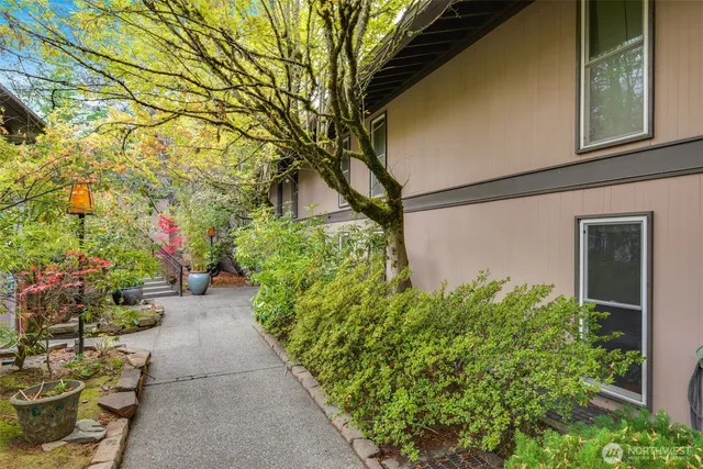 $300,000 | 1425 South Puget Drive, Unit B3, Renton, WA 98055