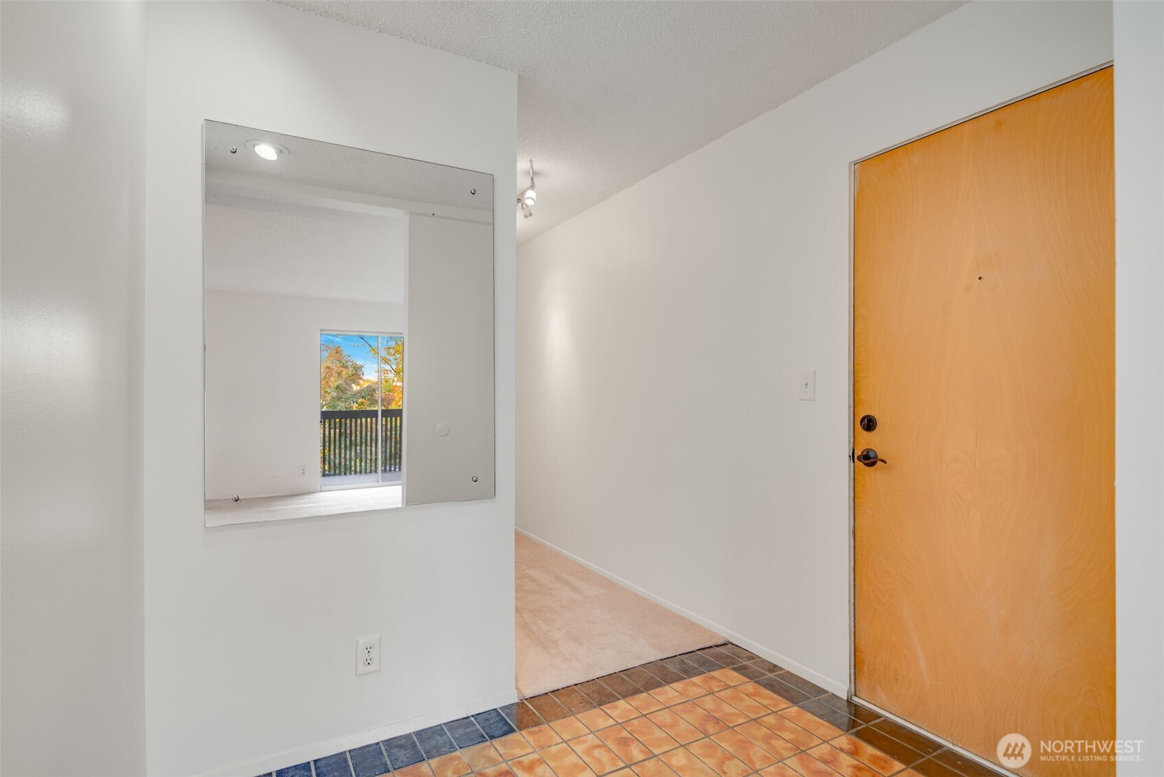 1425 South Puget Drive, Unit B3 Renton, WA 98055 - Photo 3 of 24 a view of an entryway