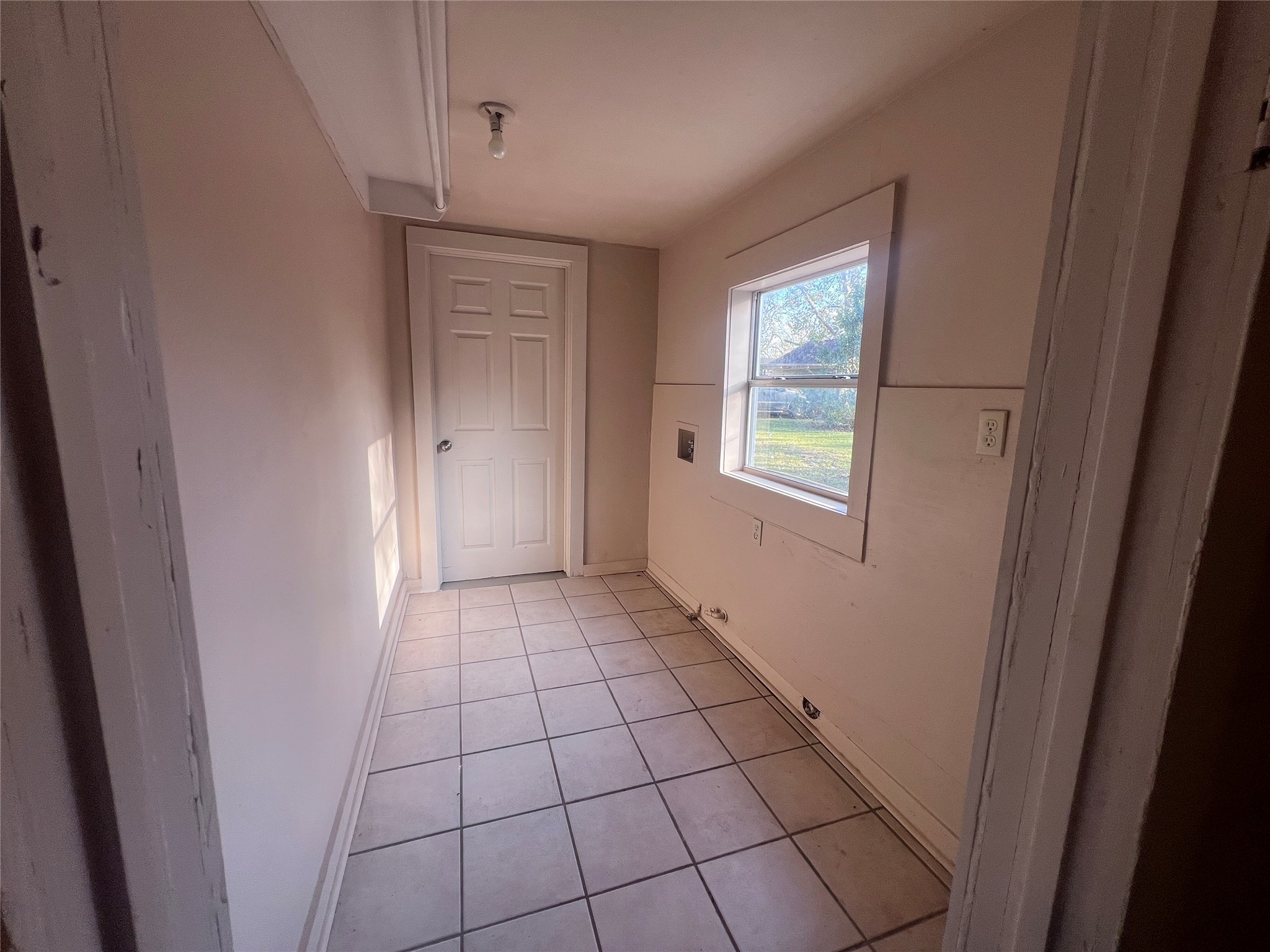 620 Koehl Street Wharton, TX 77488 - Photo 24 of 37 a view of an empty room and window