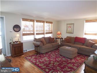 505 Coursey Road Oreland, PA 19075 - Photo 3 of 12 Living Room