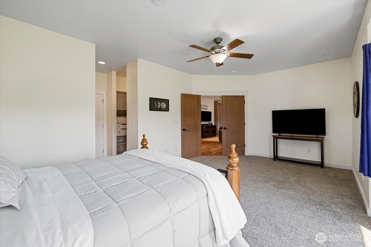 644 Masterson Road Cle Elum, WA 98922 - Photo 19 of 40 a bedroom with a bed and a television