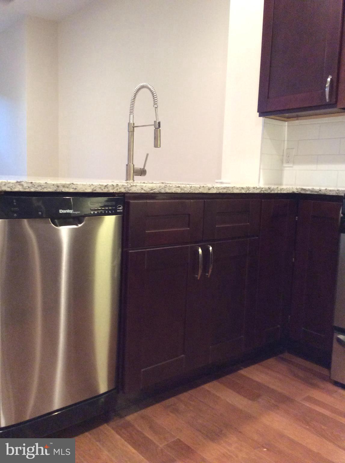 432 Tasker Street Philadelphia, PA 19148 - Photo 16 of 33 Modern fixtures