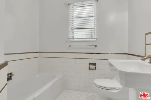 $3,350 | 154 North Sycamore Avenue, Unit 4, Los Angeles, CA 90036