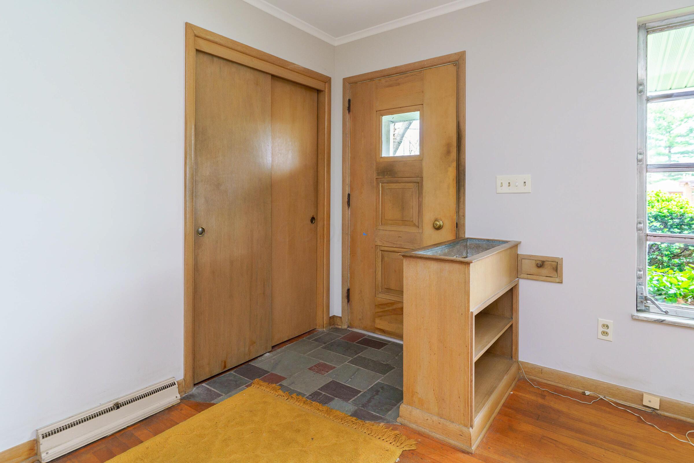 2940 Belmar Road Columbus, OH 43209 - Photo 4 of 32 Foyer