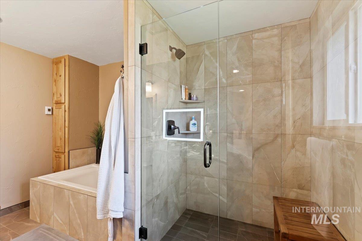11650 Columbia Road Boise, ID 83709 - Photo 15 of 32 Full bath featuring a shower stall and a bath