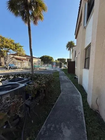 $2,200 | 660 West Park Drive, Unit 1201, Miami, FL 33172