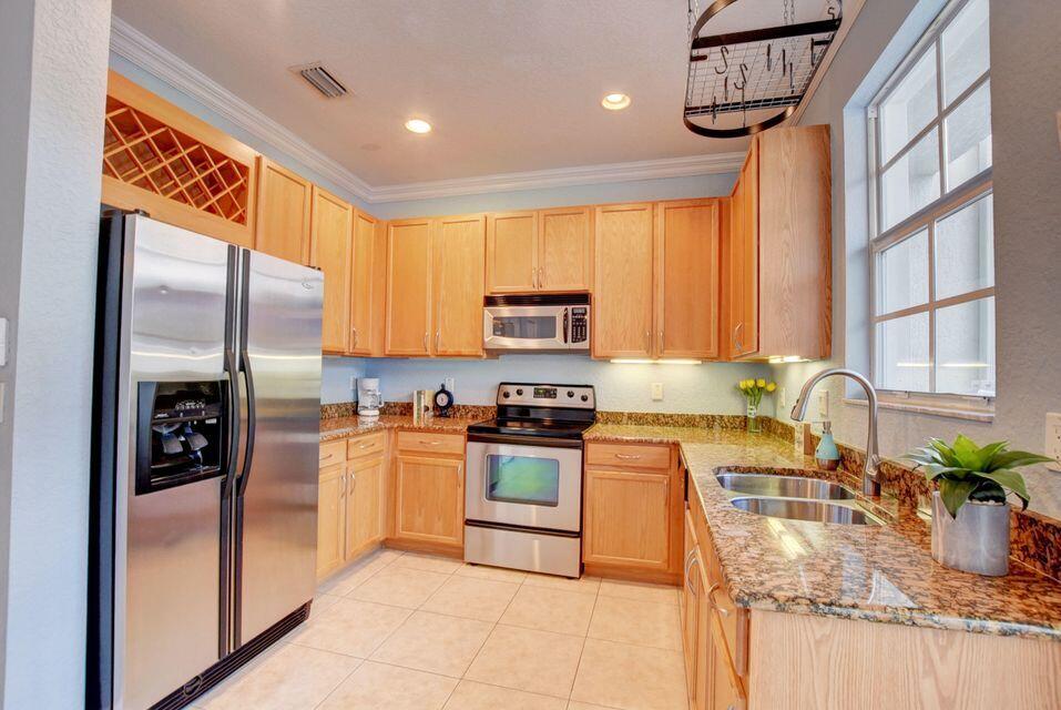 1029 Northwest 18th Avenue, Unit 1029 Boca Raton, FL 33431 - Photo 6 of 15 kitchen 1029