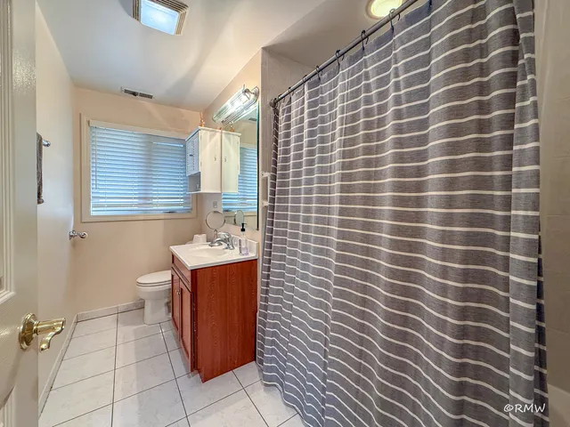 $2,750 | 1904 Winston Lane, Schaumburg, IL 60193