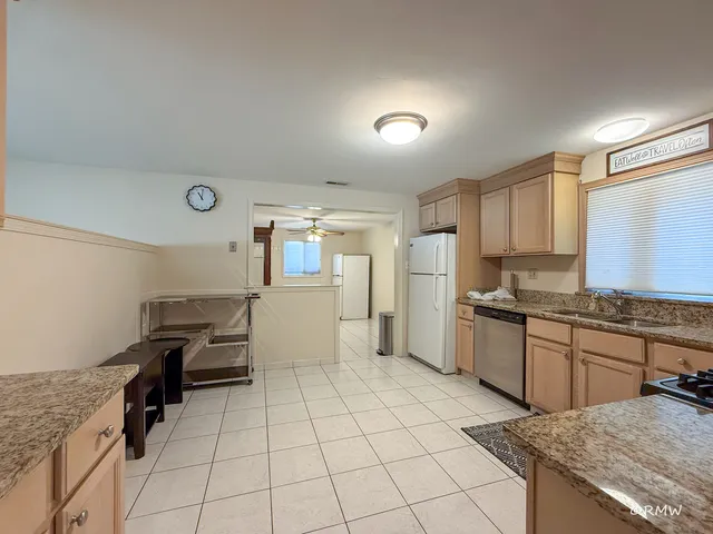 $2,750 | 1904 Winston Lane, Schaumburg, IL 60193