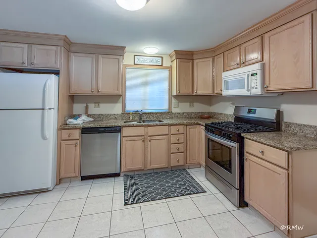 $2,750 | 1904 Winston Lane, Schaumburg, IL 60193