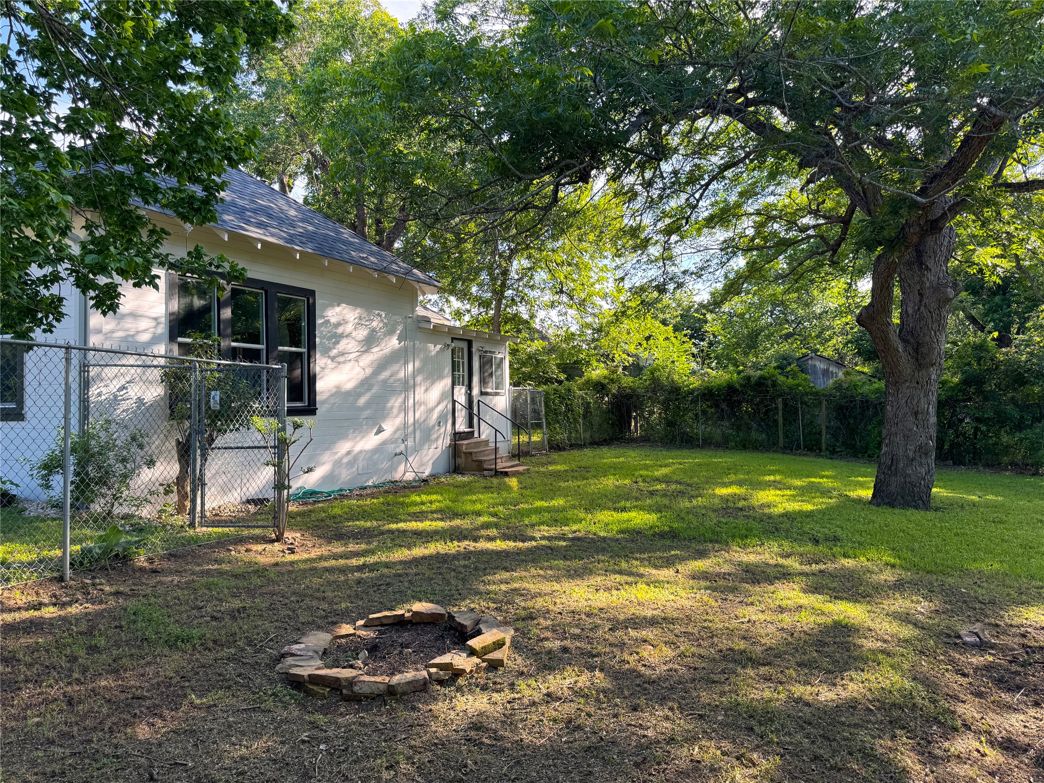 302 East Brenham Street Elgin, TX 78621 - Photo 37 of 38