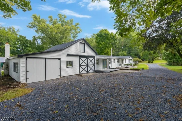 a view of a house with backyard and garden