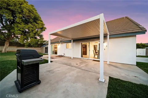 a view of an house with backyard space and garden