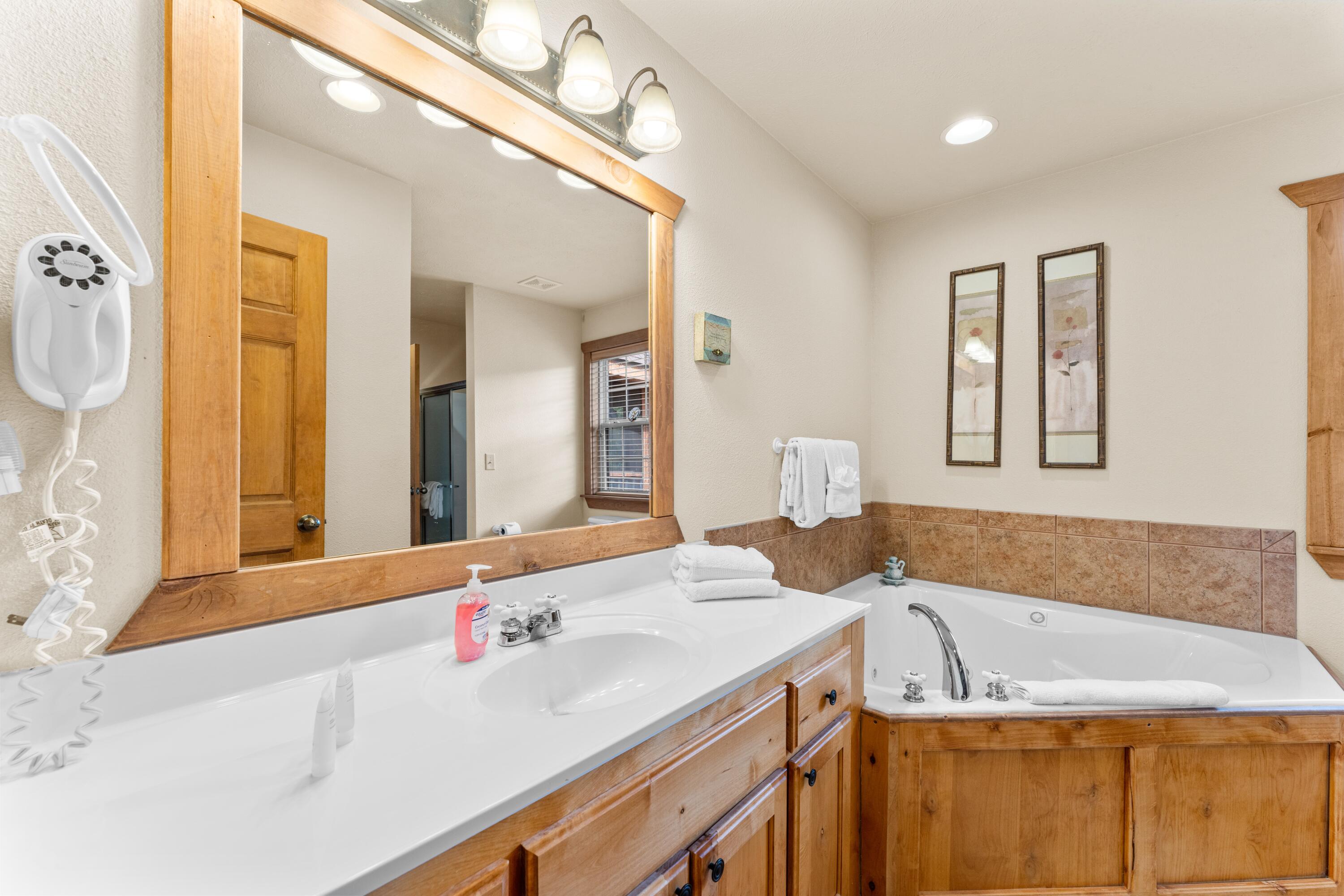 558 Baldknobber Drive, Unit 49 Reeds Spring, MO 65737 - Photo 18 of 40 master bath