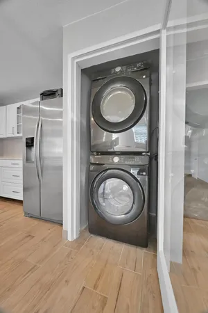 a en suite bathroom with a washer and dryer