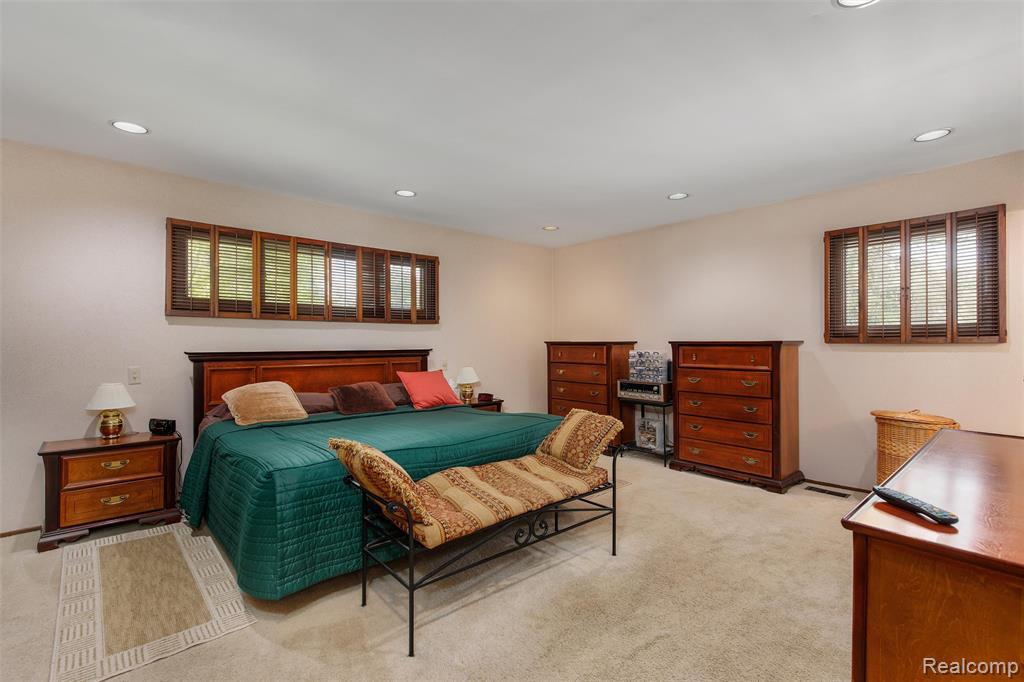 31017 Carriage Hill Road Farmington Hills, MI 48331 - Photo 21 of 39