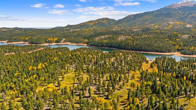 a picture of a wall with a white wall and white wall