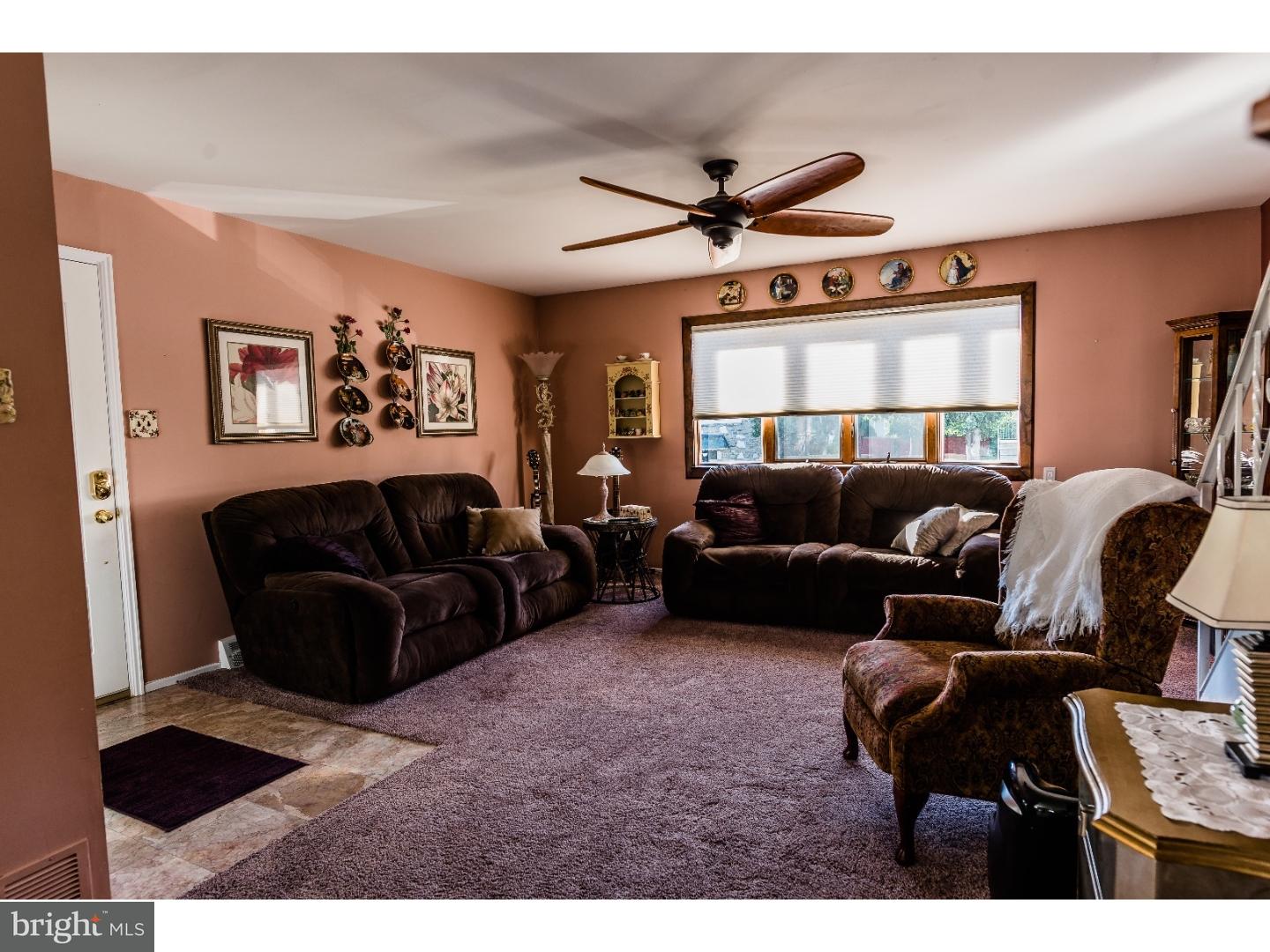 9939 Sandy Road Philadelphia, PA 19115 - Photo 3 of 25 Living Room