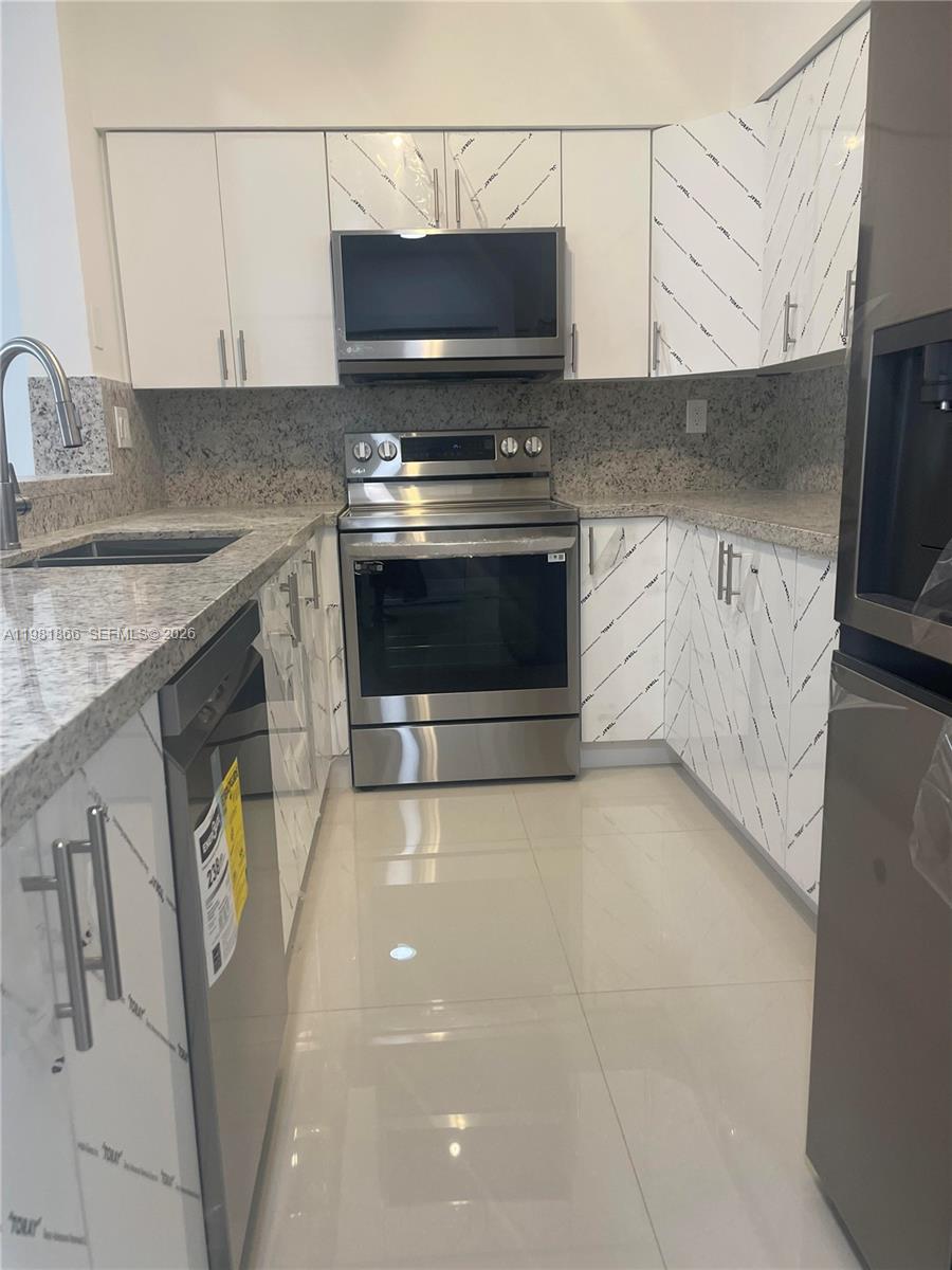 14728 Balgowan Road Miami Lakes, FL 33016 - Photo 6 of 38