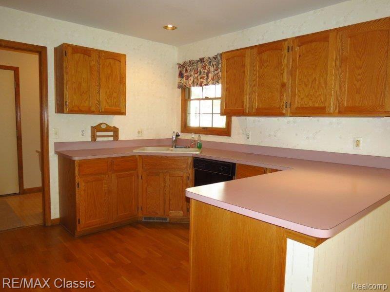 962 Ridge Court, Unit 139 Brighton, MI 48116 - Photo 7 of 24 Kitchen