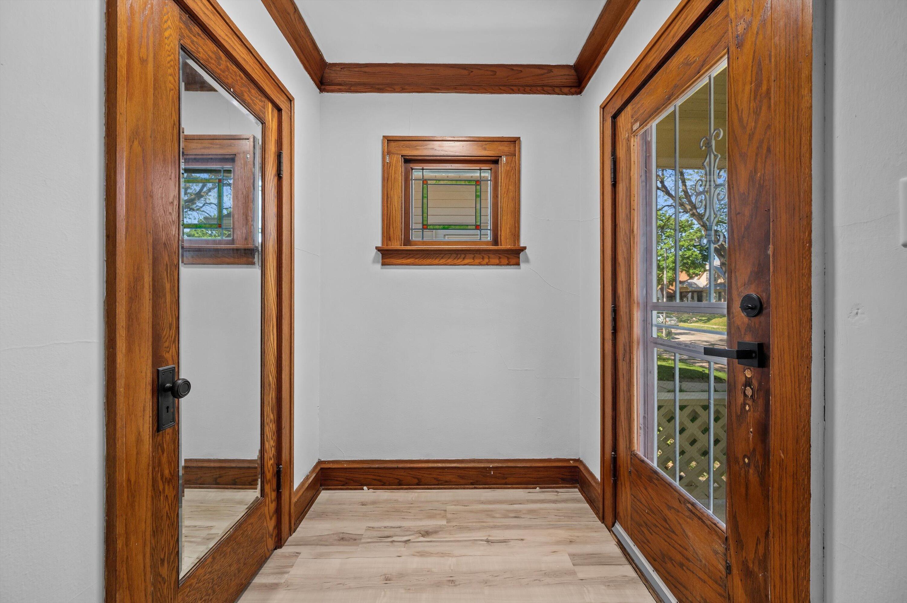 5543 North 34th Street Milwaukee, WI 53209 - Photo 4 of 37 Foyer