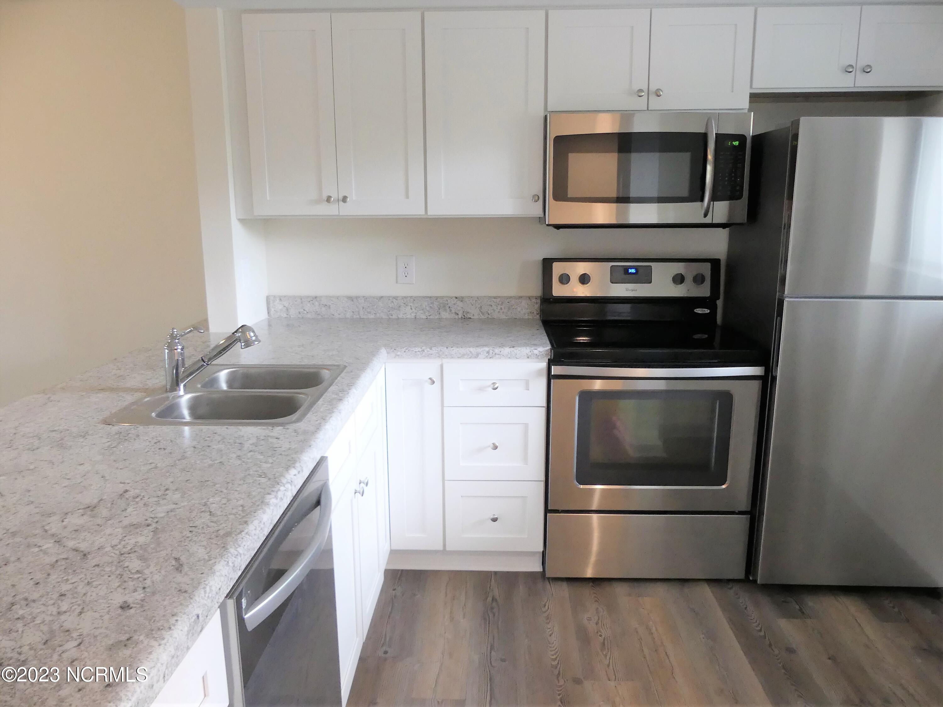 4491 Holly Tree Road, Unit 507 Wilmington, NC 28412 - Photo 4 of 20 kitchen