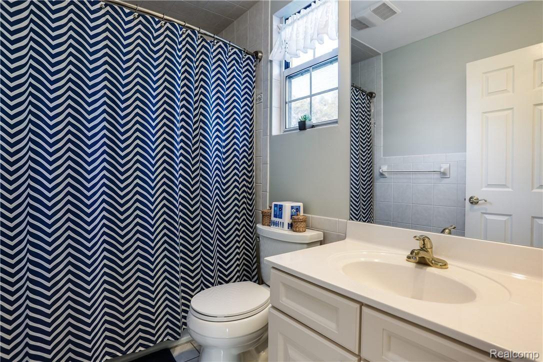403 Whitney Drive Rochester, MI 48307 - Photo 16 of 25 403 Whitney Dr Rochester Hills-print-027-29-403 Whitney Drive Rochester-4200x2800-300dpi.jpg