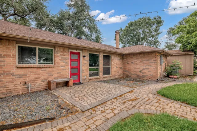 a view of a garden with a fountain