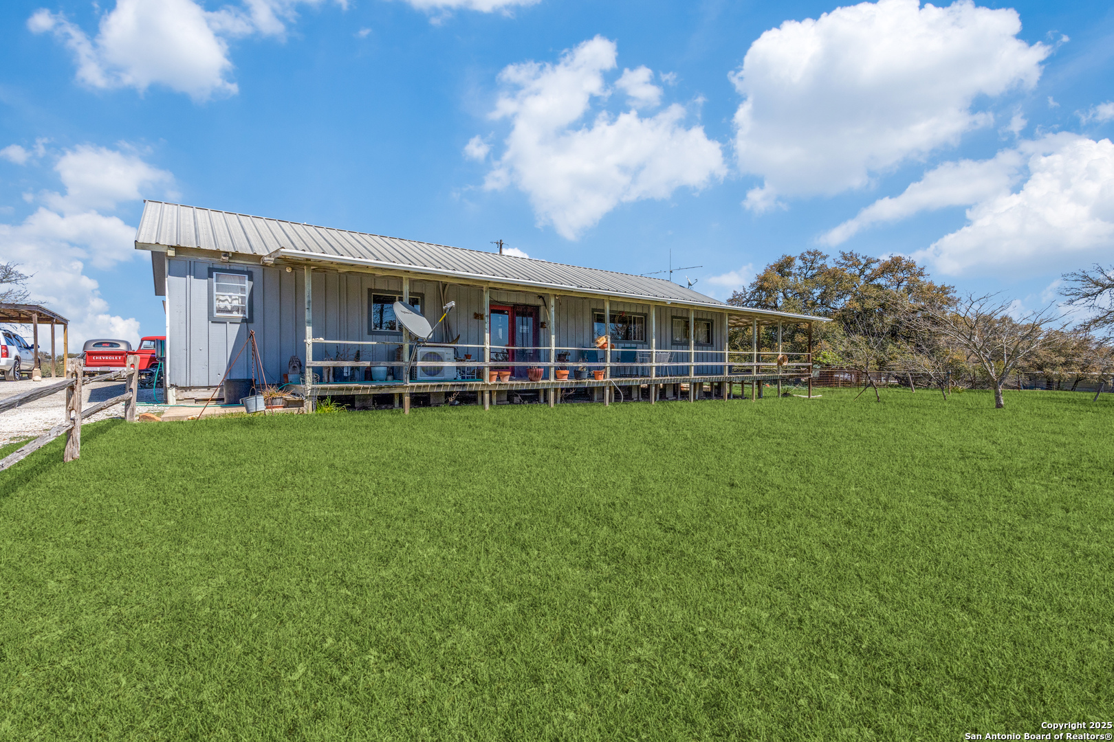 a view of a house with a backyard