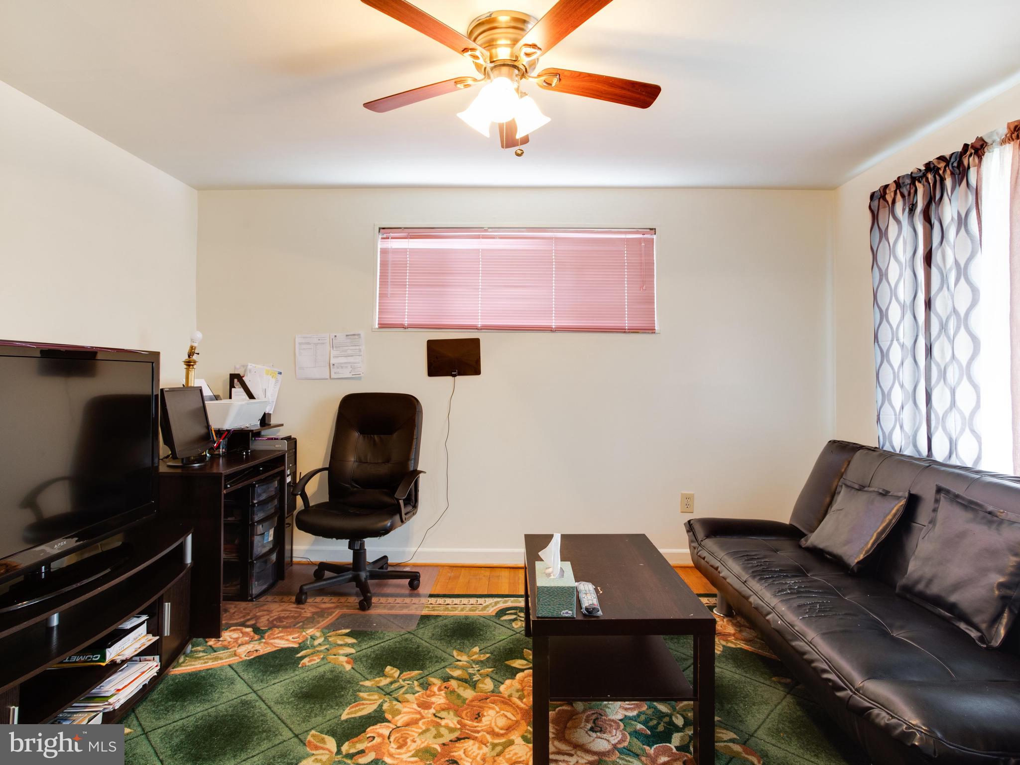 12915 Crisfield Road Silver Spring, MD 20906 - Photo 2 of 31 Living Room