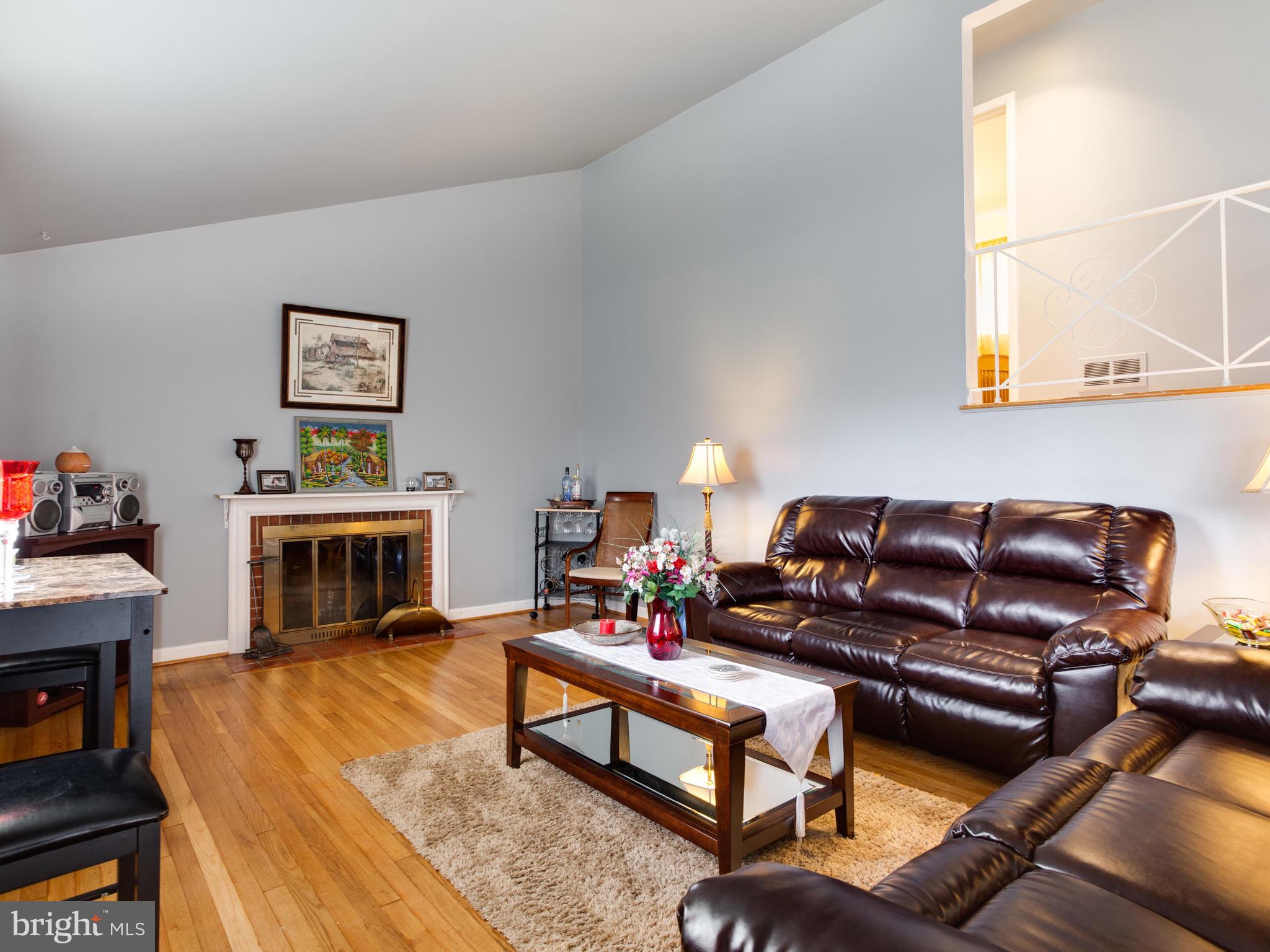 12915 Crisfield Road Silver Spring, MD 20906 - Photo 4 of 31 Living Room