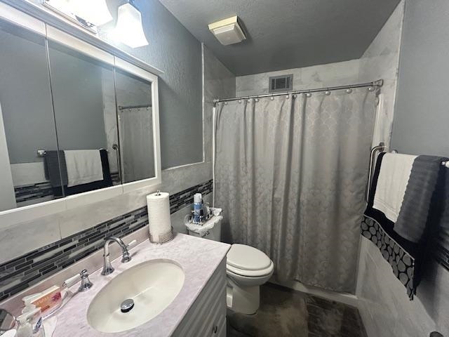 3934 Kerwin Drive Memphis, TN 38128 - Photo 13 of 15 Full bath with visible vents, a shower with shower curtain, toilet, vanity, and backsplash