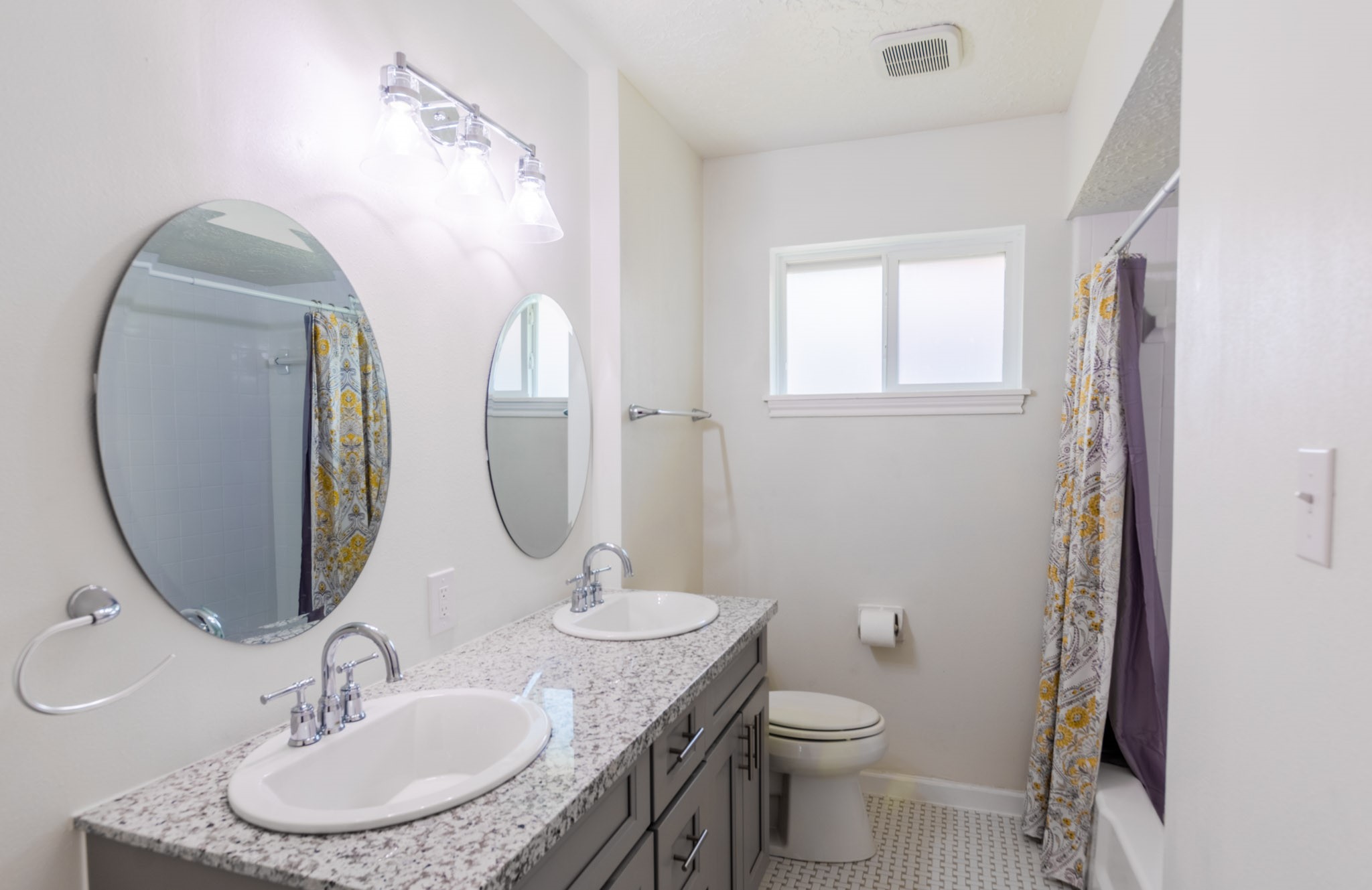 9646 Springview Lane Houston, TX 77080 - Photo 20 of 32 a bathroom with a toilet a sink and a mirror
