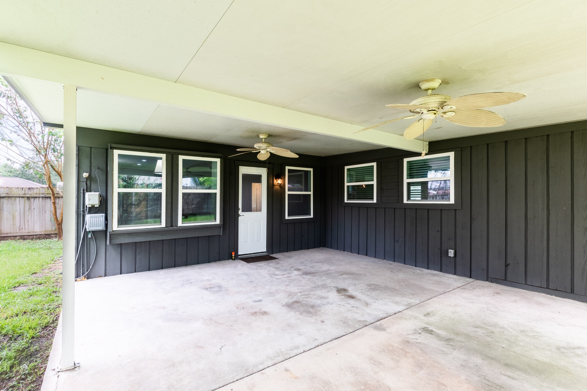 9646 Springview Lane Houston, TX 77080 - Photo 29 of 32 a view of a house with entryway