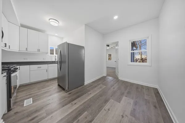 $2,300 | 835 Bishop Avenue, Unit 1, Aurora, IL 60506