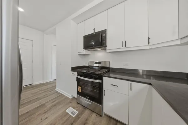 $2,300 | 835 Bishop Avenue, Unit 1, Aurora, IL 60506