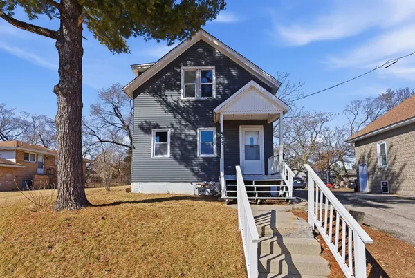 $2,300 | 835 Bishop Avenue, Unit 1, Aurora, IL 60506