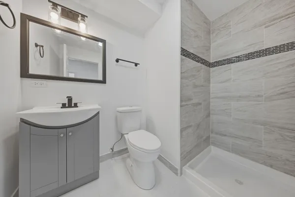 $2,300 | 835 Bishop Avenue, Unit 1, Aurora, IL 60506