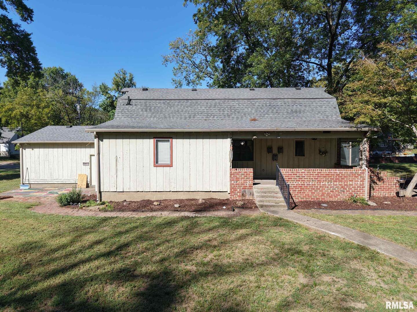 601 1st Street Benton, IL 62812 - Photo 16 of 53 a front view of a house with a yard