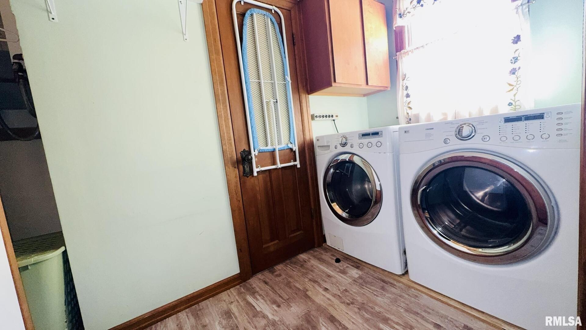 601 1st Street Benton, IL 62812 - Photo 39 of 53 a utility room with dryer and washer