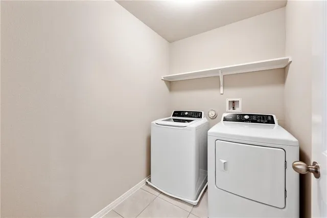 a view of entryway and kitchen