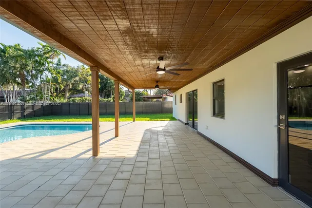 a view of a back yard