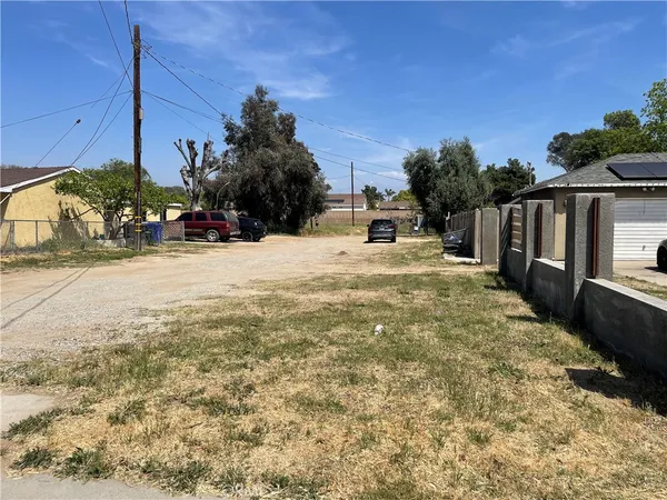 a view of a backyard of the house