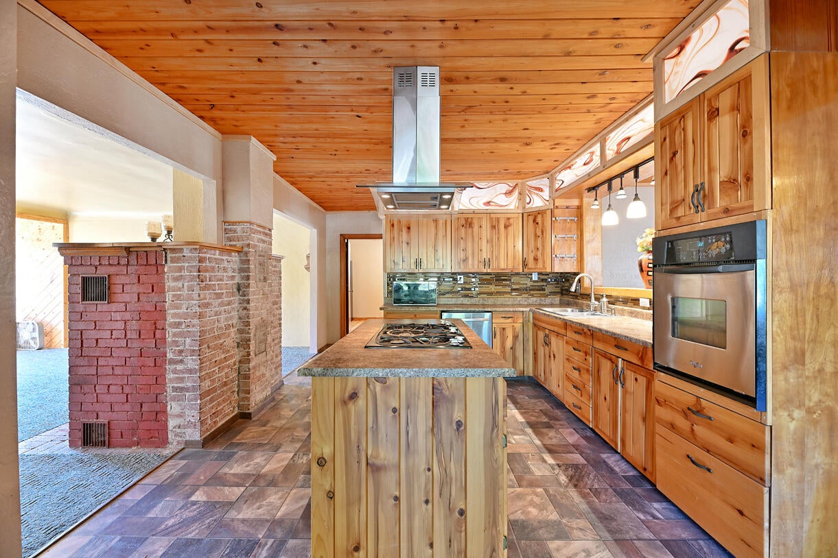 1040 Garner Road Cave Junction, OR 97523 - Photo 6 of 50 Kitchen