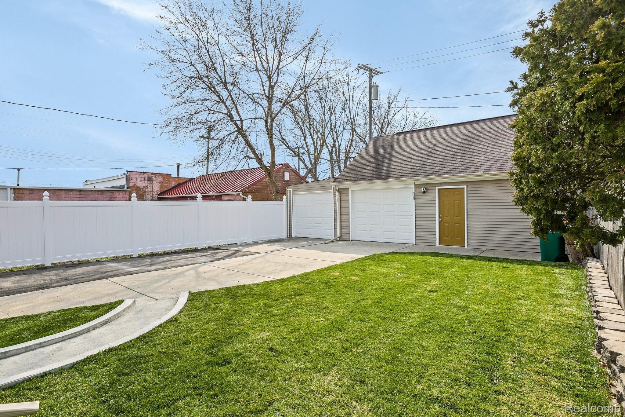 20753 Inkster Road Farmington, MI 48336 - Photo 22 of 25 22- Garage 1.jpg
