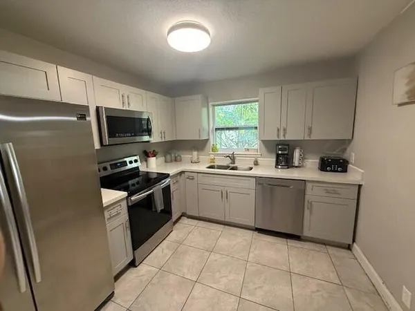 $4,000 | 325 Southwest 4th Avenue, Delray Beach, FL 33444