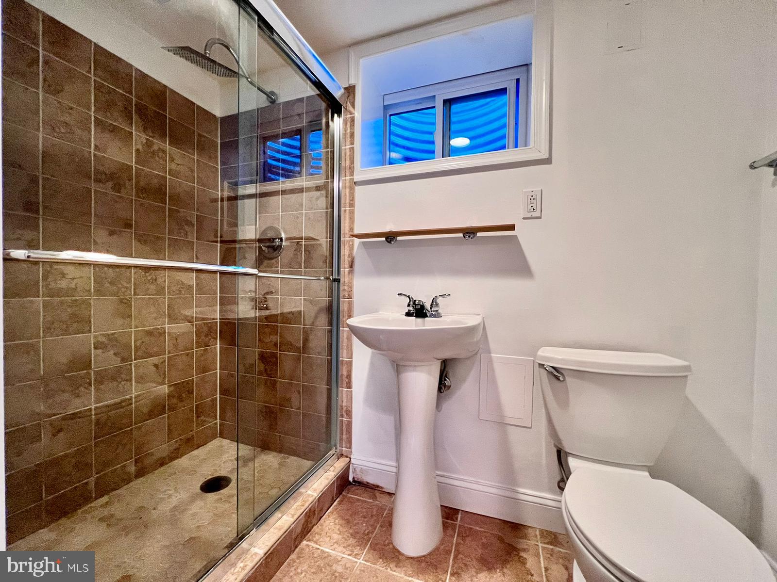5332 Pooks Hill Road, Unit 30453 Bethesda, MD 20814 - Photo 7 of 20 Modern bathroom with elegant tiles.