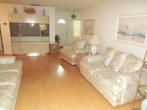 9422 Saddlebrook Drive Boca Raton, FL 33496 - Photo 4 of 20 Living Room
