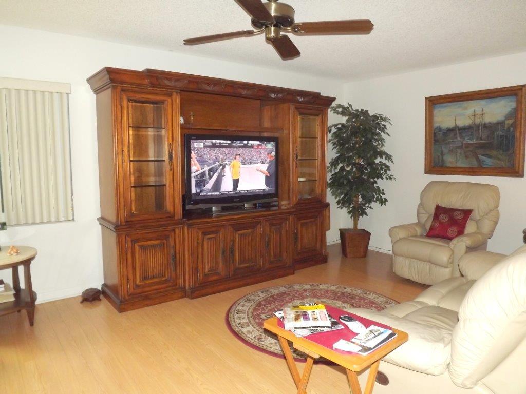 9422 Saddlebrook Drive Boca Raton, FL 33496 - Photo 6 of 20 Entertainment area