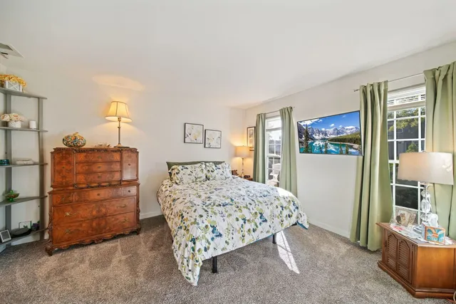 $325,000 | 1290 Wandsworth Circle, Roselle, IL 60172